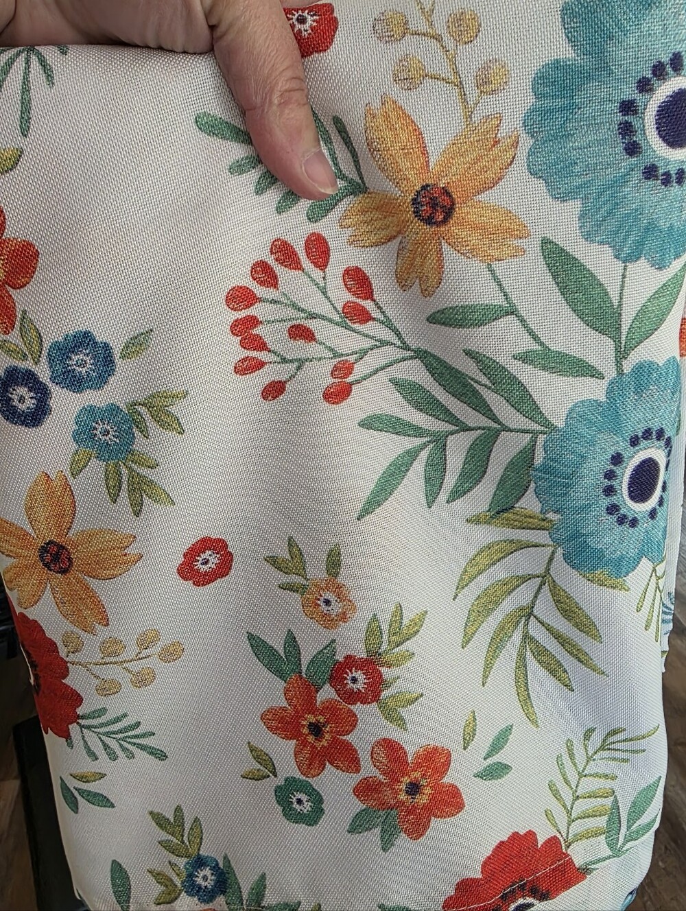 Fiesta Indoor Outdoor Fabric Tablecloth Floral Enchantment 60x102 Excellent Cond